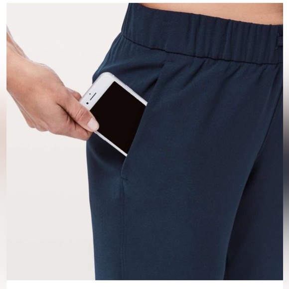 Lululemon On The Fly Crop *Woven 23" True Navy  - size 4 - Picture 3 of 10